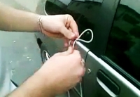 Hướng dẫn Mở cửa ôtô khi quên chìa khóa bằng một sợi dây cực kỳ đơn giản