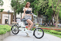 Full bộ ảnh gái xinh tạo dánh sexy bên xe đạp điện